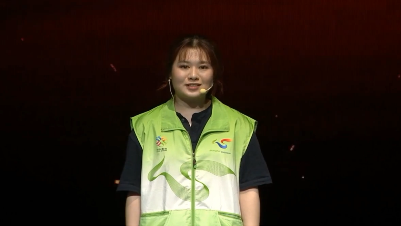 图为杨扬在节目中演讲画面2 图为杨扬在节目中演讲画面2