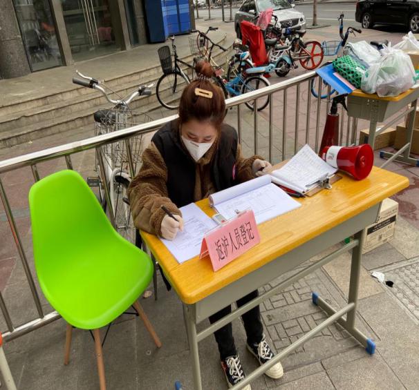 图为杨扬登记返沪人员名单的画面 图为杨扬登记返沪人员名单的画面