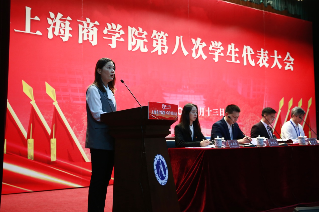 图为上海商学院党委副书记、副校长翁德玮传达《习近平总书记致全国学联二十七大的贺信》精神 图为上海商学院党委副书记、副校长翁德玮传达《习近平总书记致全国学联二十七大的贺信》精神