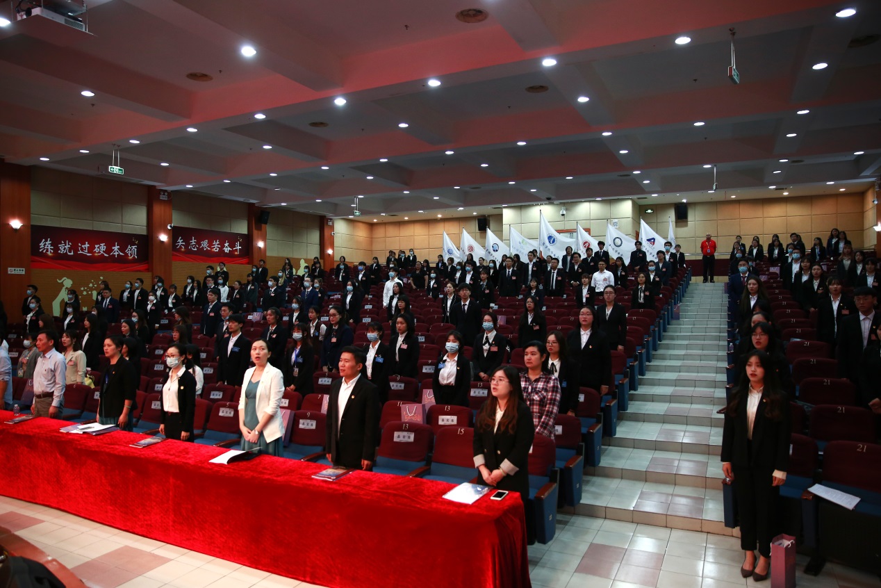 图为上海商学院第八次学生代表大会全体与会代表集体起立奏唱国歌 图为上海商学院第八次学生代表大会全体与会代表集体起立奏唱国歌