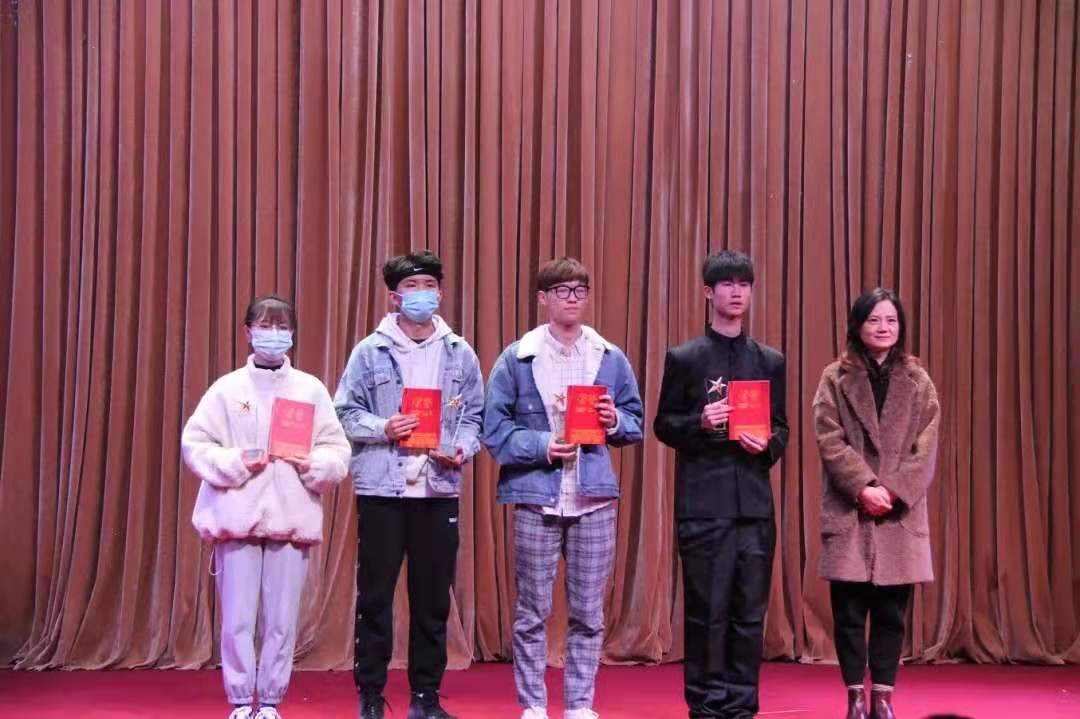 校党委副书记、副校长翁德玮为获奖团队颁奖 校党委副书记、副校长翁德玮为获奖团队颁奖