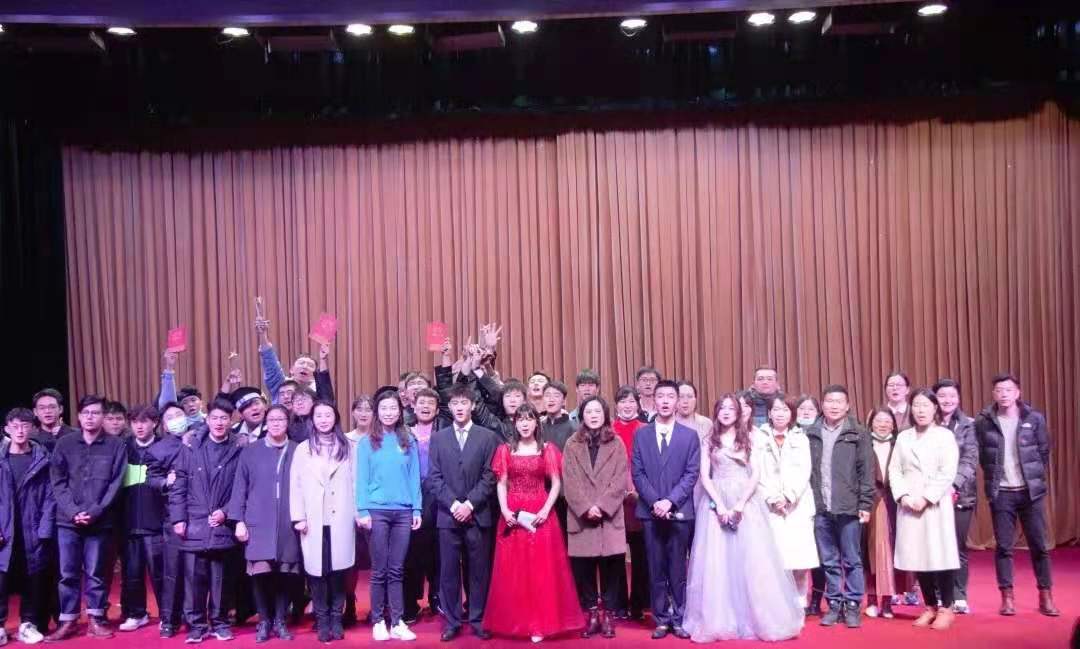 全体嘉宾与演职人员合影 全体嘉宾与演职人员合影