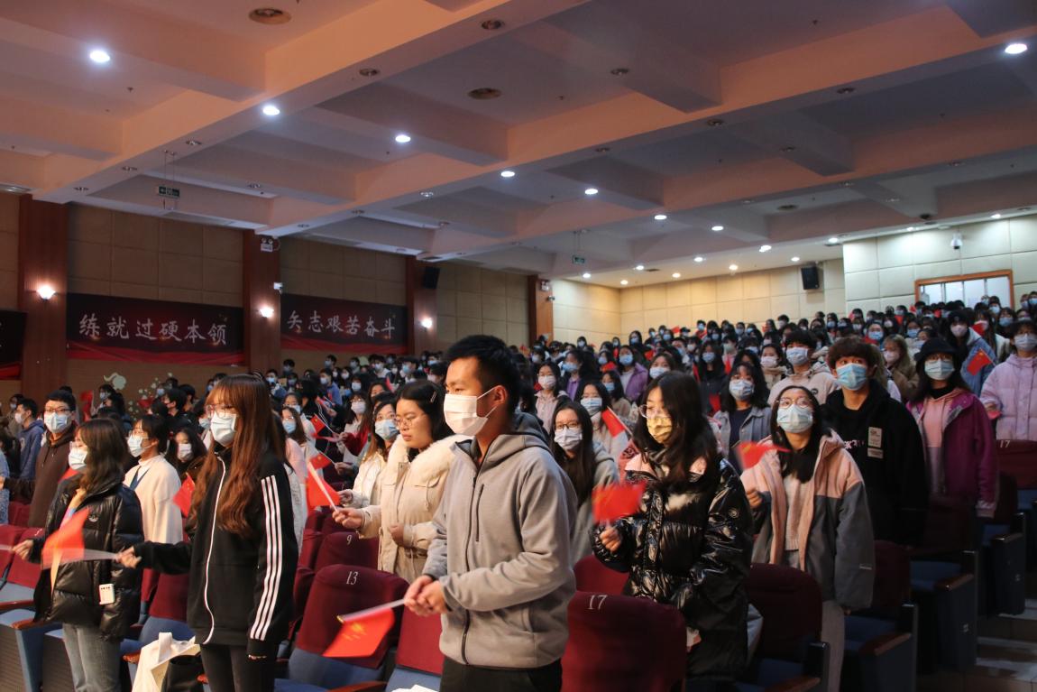 图为讲座最后全体合唱《我和我的祖国) 图为讲座最后全体合唱《我和我的祖国)