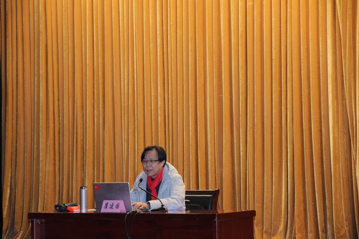 图为瞿建国老师授课开讲 图为瞿建国老师授课开讲