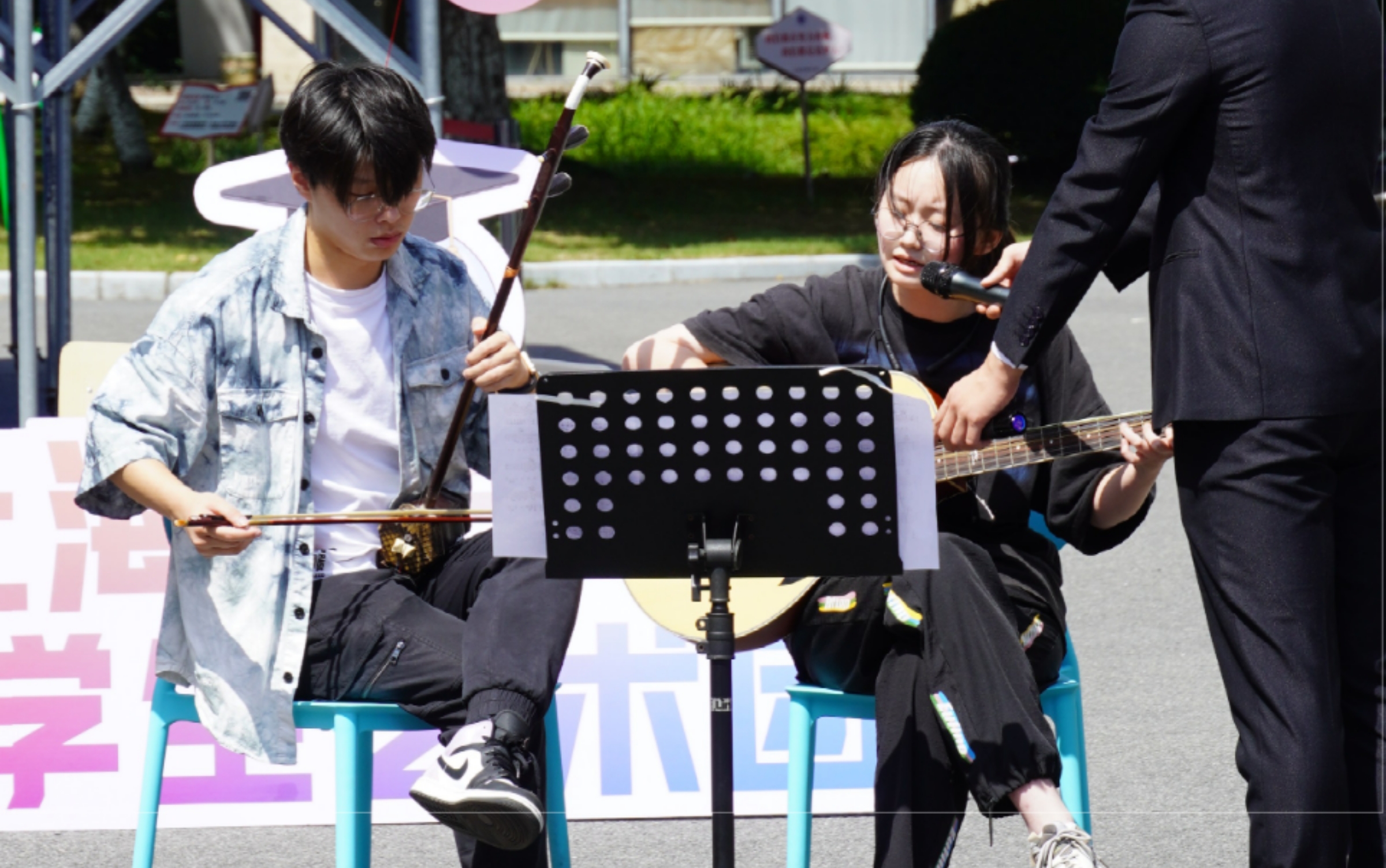 图为二胡、吉他合奏歌曲《后来》和《向夜晚奔去》 图为二胡、吉他合奏歌曲《后来》和《向夜晚奔去》