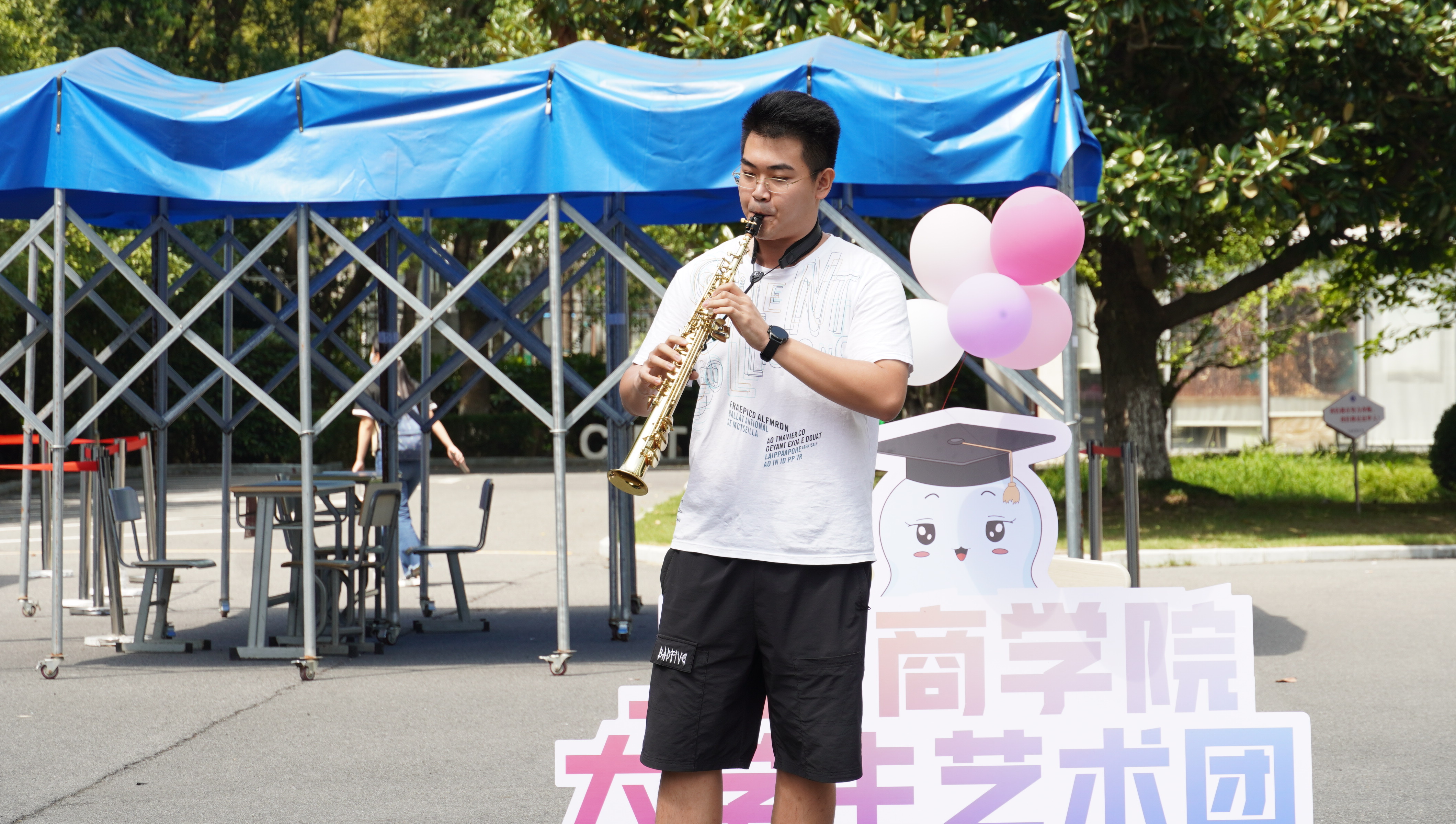 图为萨克斯独奏《回家》 图为萨克斯独奏《回家》