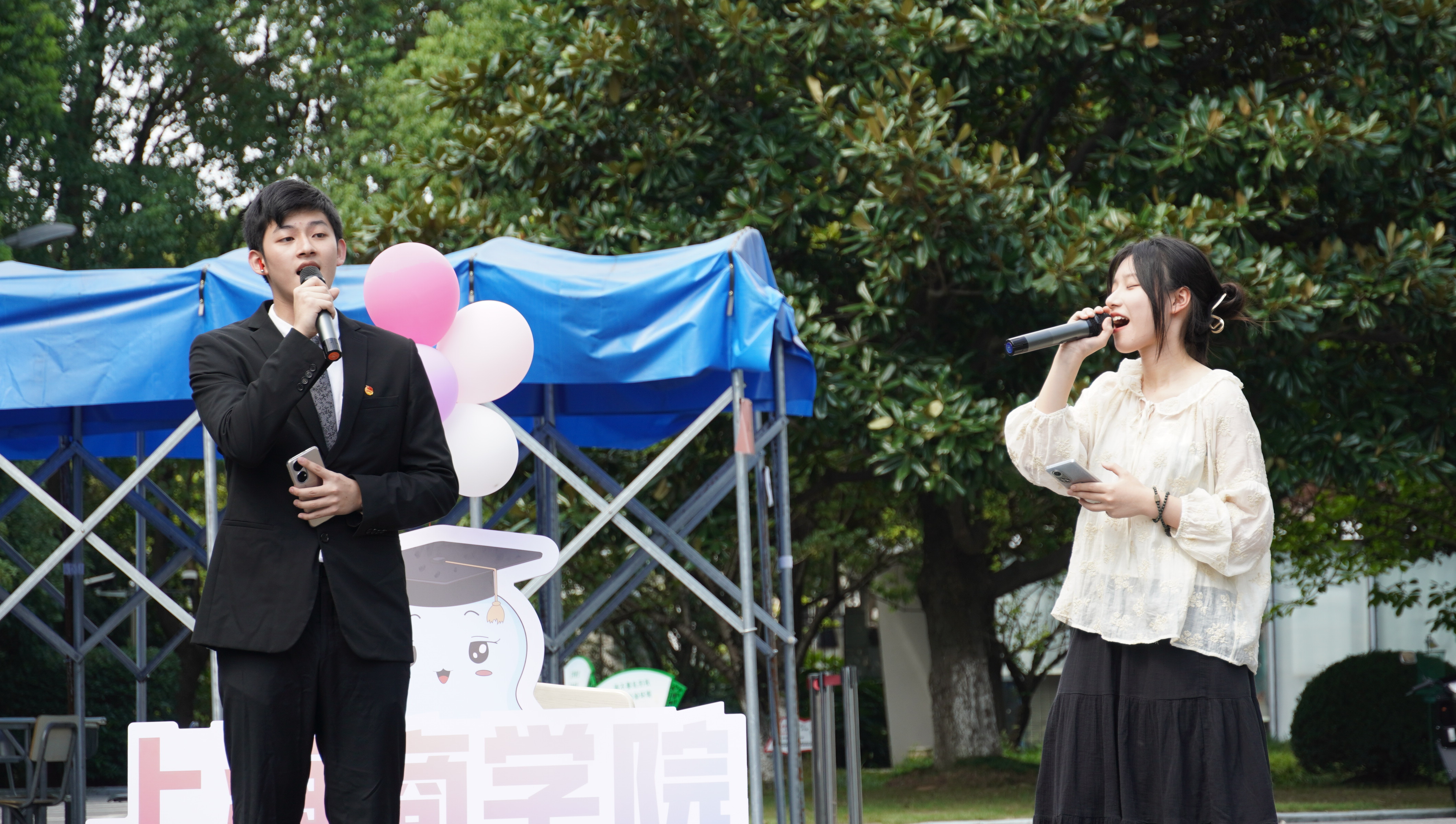 图为合唱团队员演唱《燕归巢》 图为合唱团队员演唱《燕归巢》