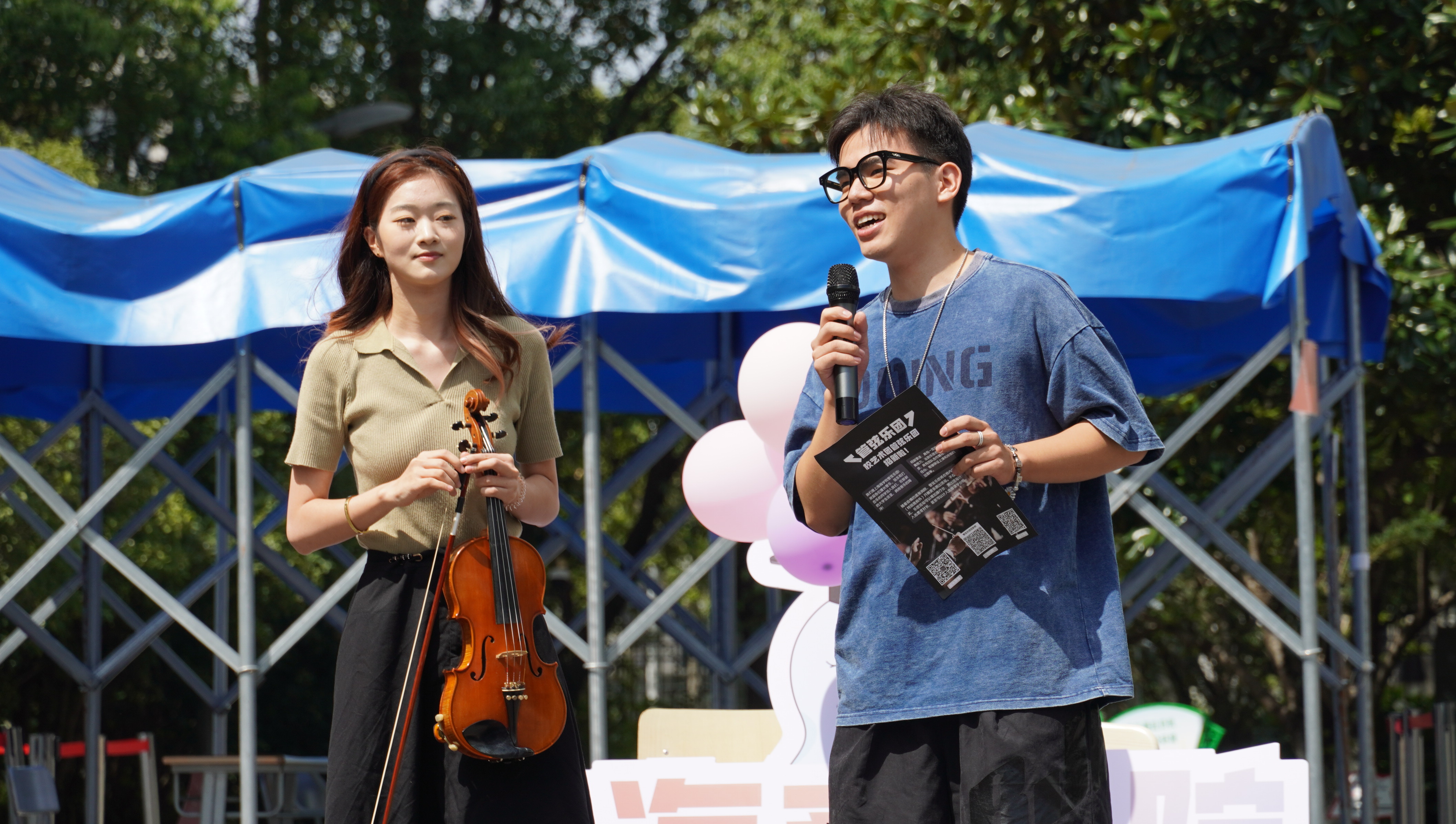 图为小提琴独奏《这世界那么多人》 图为小提琴独奏《这世界那么多人》