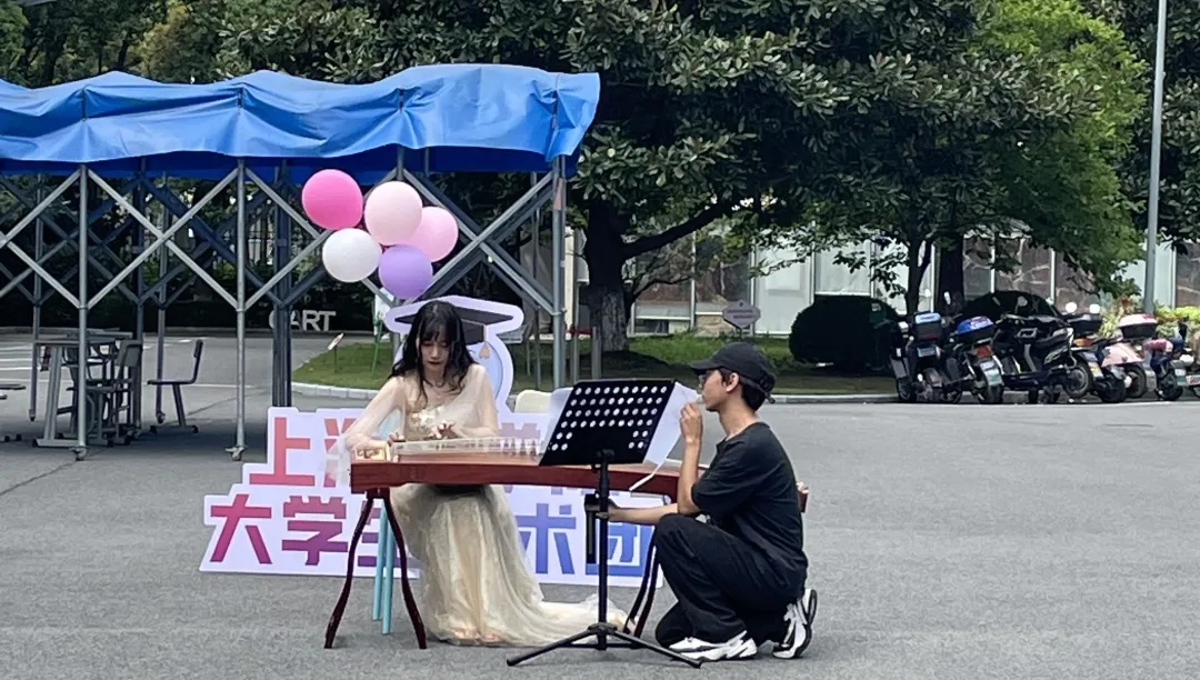 图为筝团演奏《雪山春晓》、《泼水》 图为筝团演奏《雪山春晓》、《泼水》