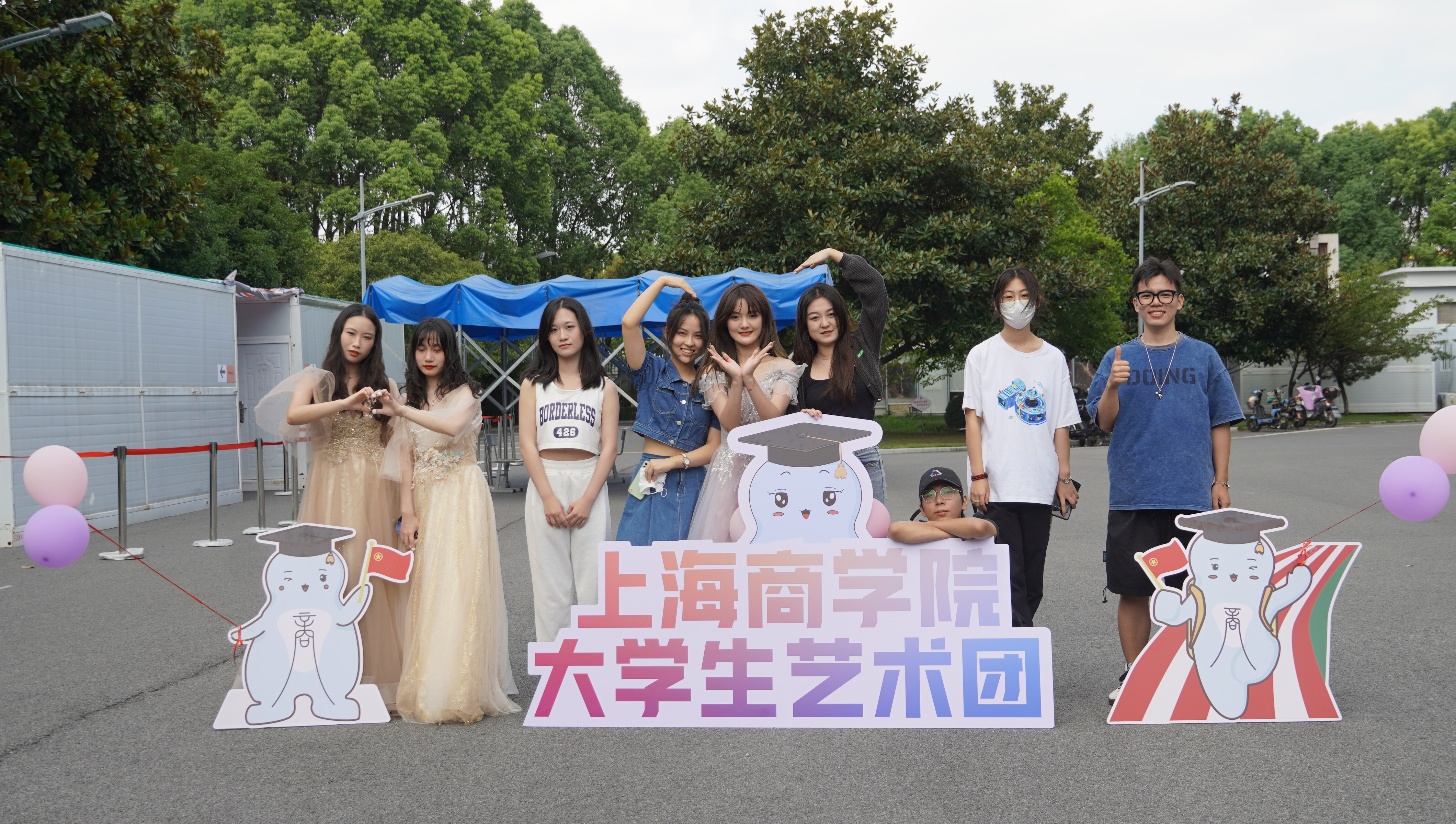 图为工作人员合影留念 图为工作人员合影留念