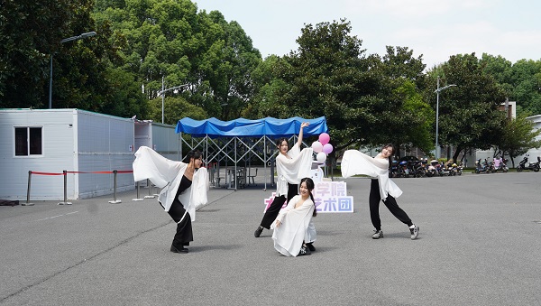 图为舞蹈队表演《青玉案·元夕》 图为舞蹈队表演《青玉案·元夕》