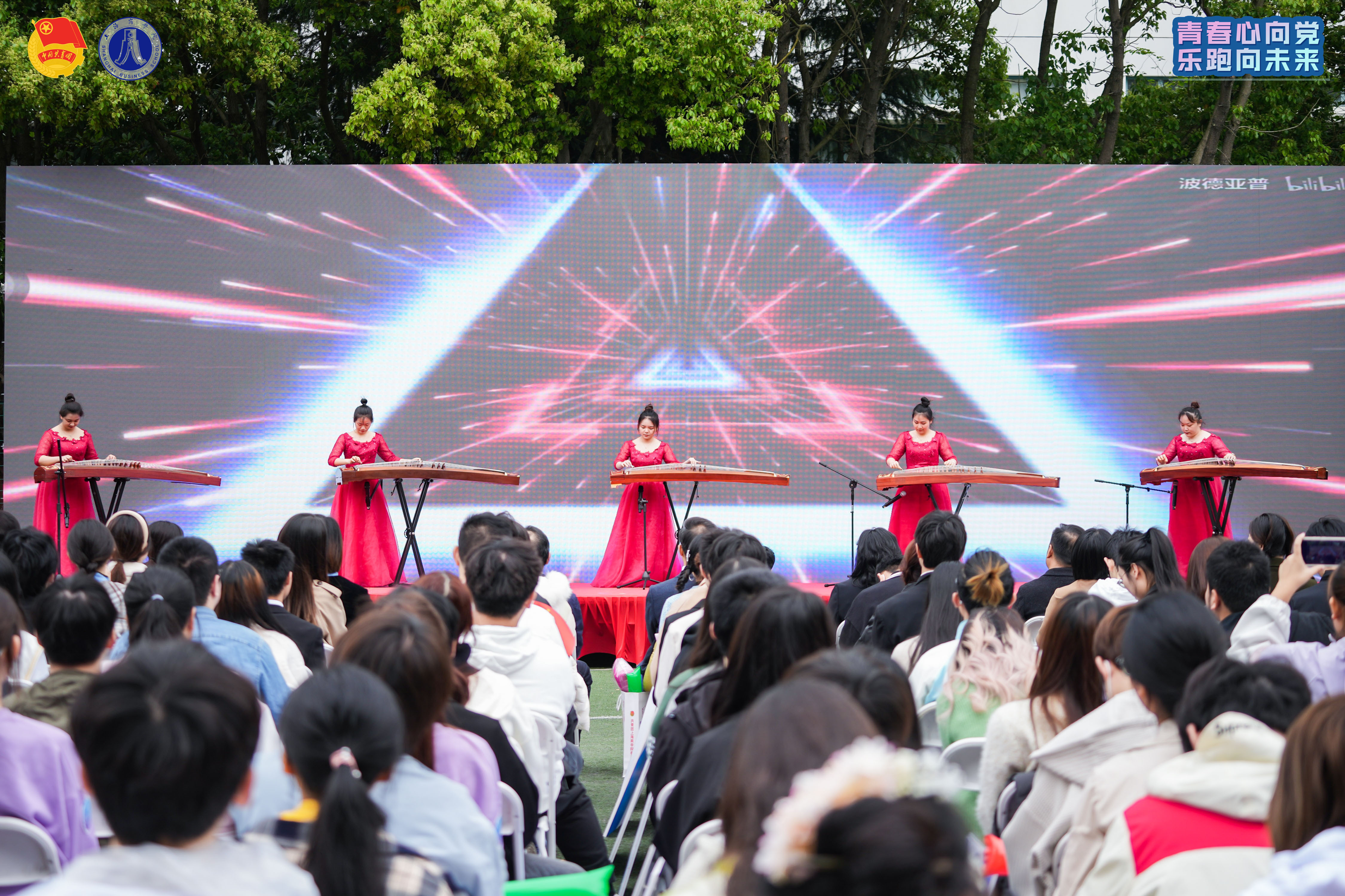 筝团合奏《打起手鼓唱赞歌》 筝团合奏《打起手鼓唱赞歌》