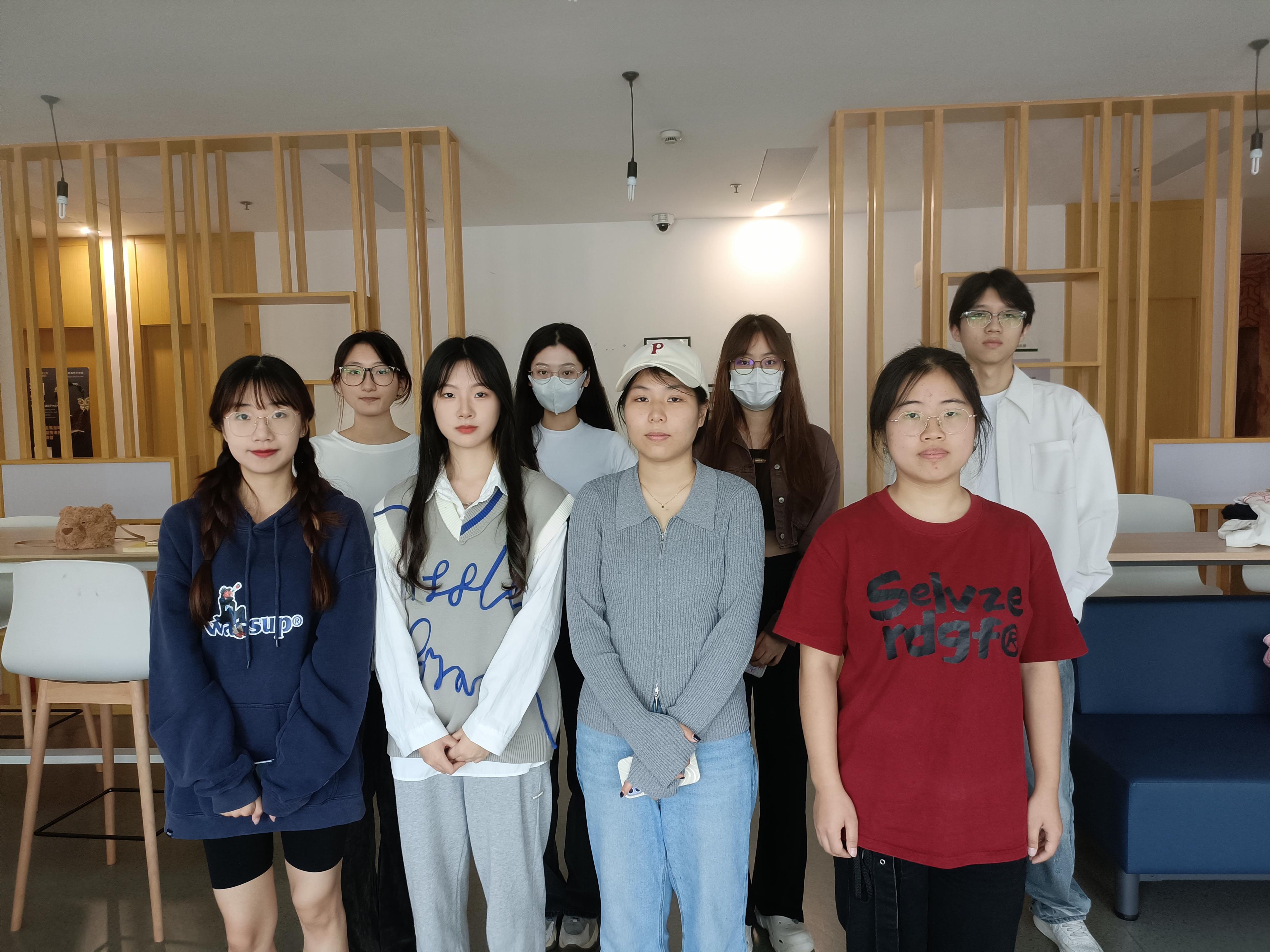 上商“小叶子”体验官团队合影 上商“小叶子”体验官团队合影