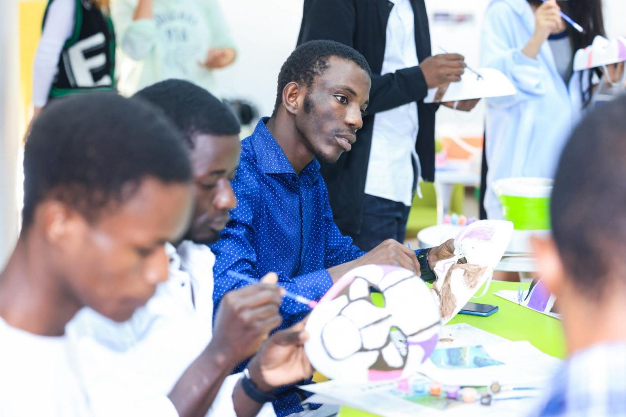 留学生学习画脸谱 留学生学习画脸谱