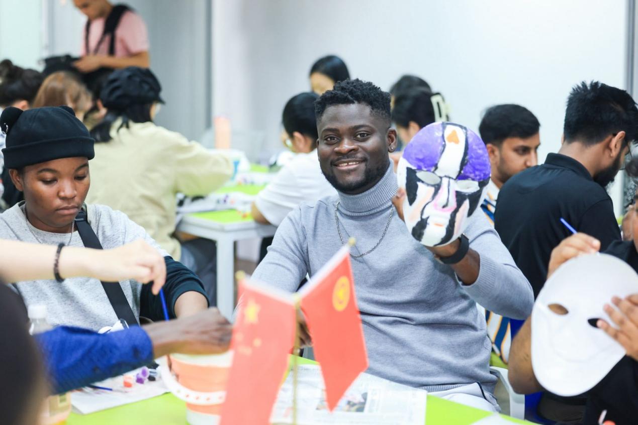 留学生向镜头展示自绘成品 留学生向镜头展示自绘成品