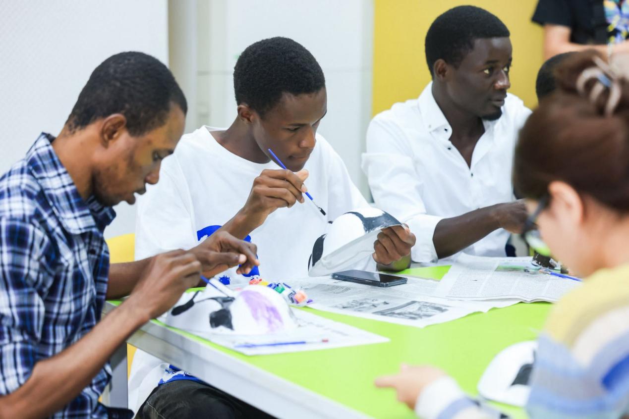 留学生认真画脸谱 留学生认真画脸谱