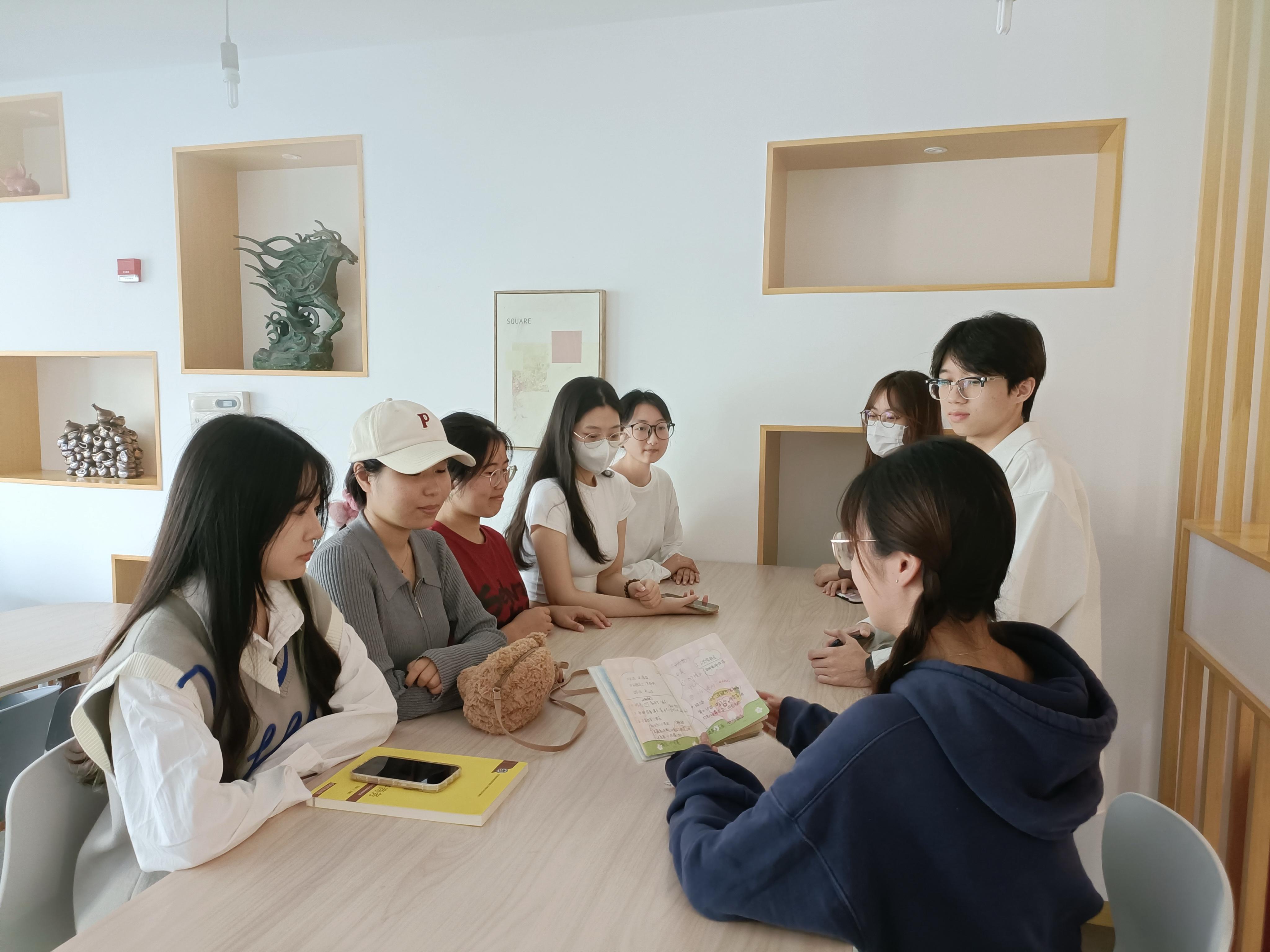 “小叶子”体验官团队学习、讨论 “小叶子”体验官团队学习、讨论