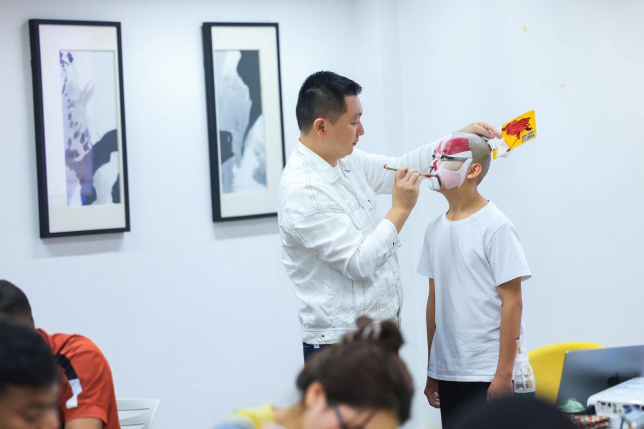 老师指导画脸谱 老师指导画脸谱