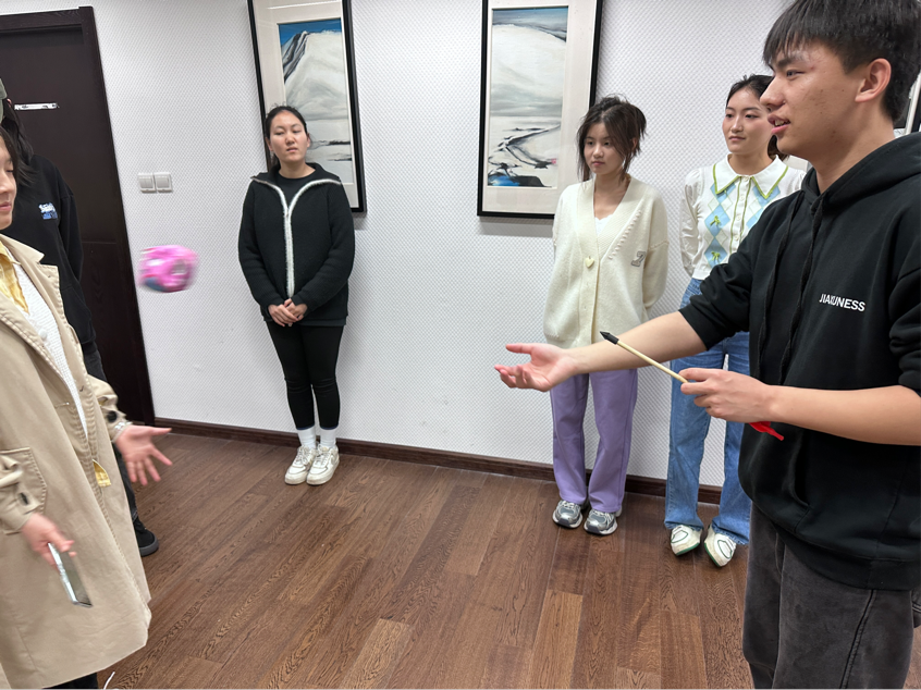 (图为参与者体验丢沙包)