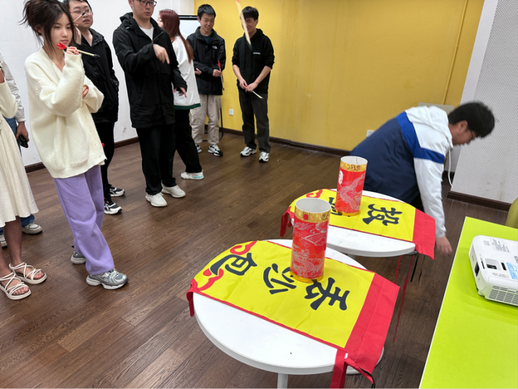 (图为参与者体验投壶)