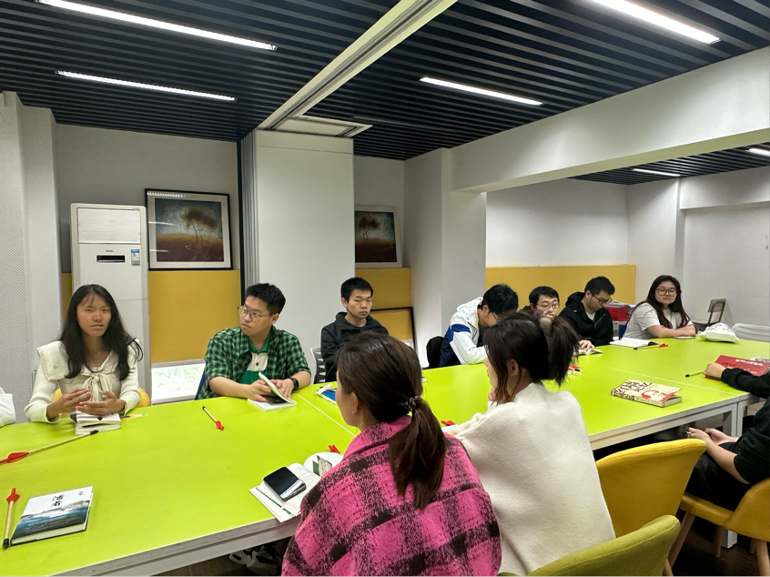 (图为参与者分享读书心得)