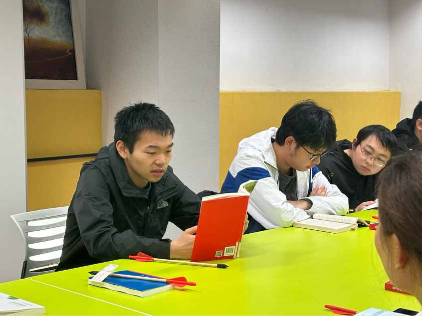 (图为参与者阅读相关书目)