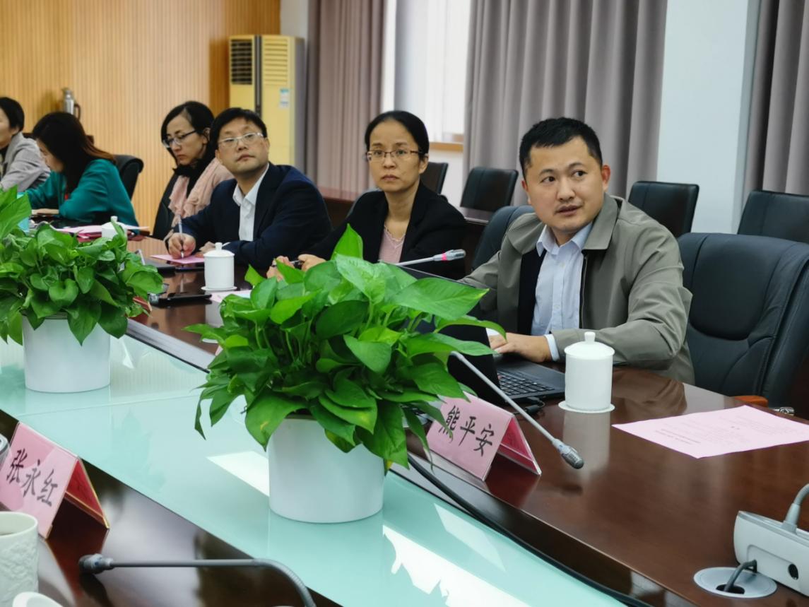 图为教卫党委纪检监察组李辉作辅导报告