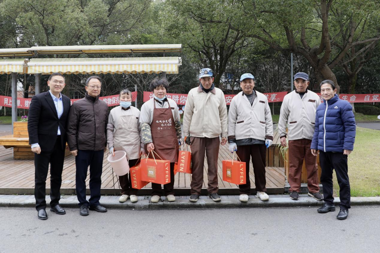 图为校领导慰问现场
