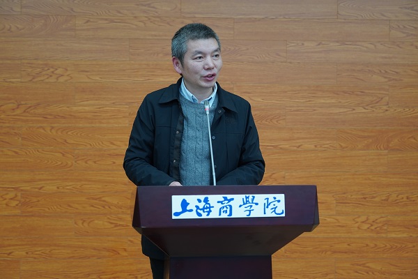 图为陈海建主任发言