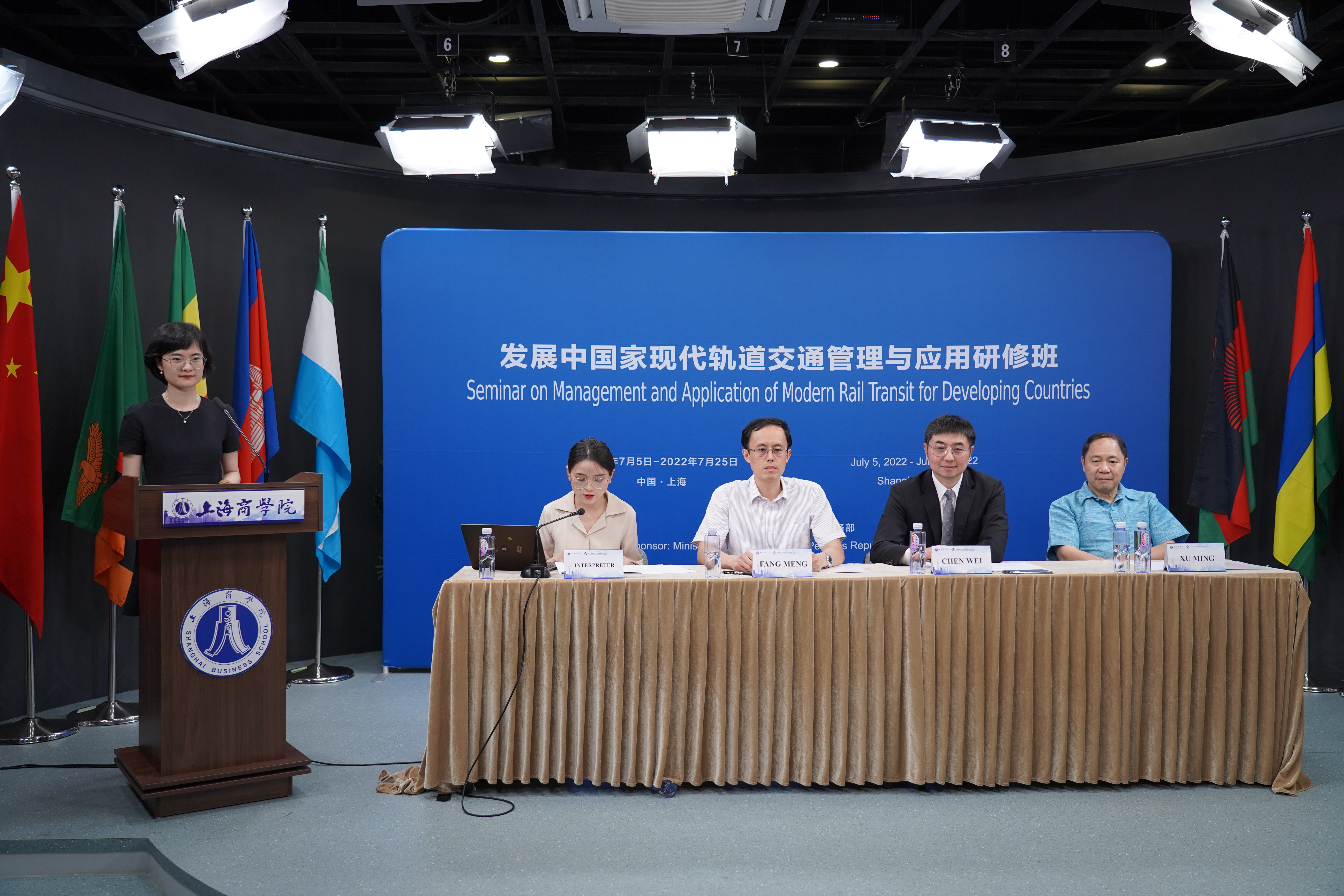 图为开班仪式现场