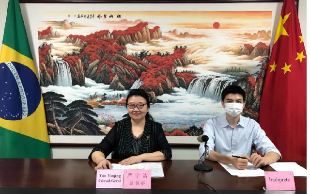 图为严宇清总领事发言