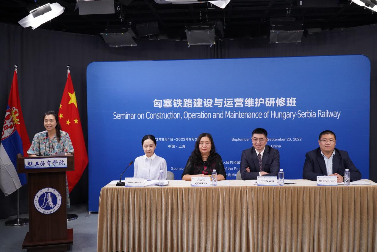 出席本次开班仪式的领导和专家代表