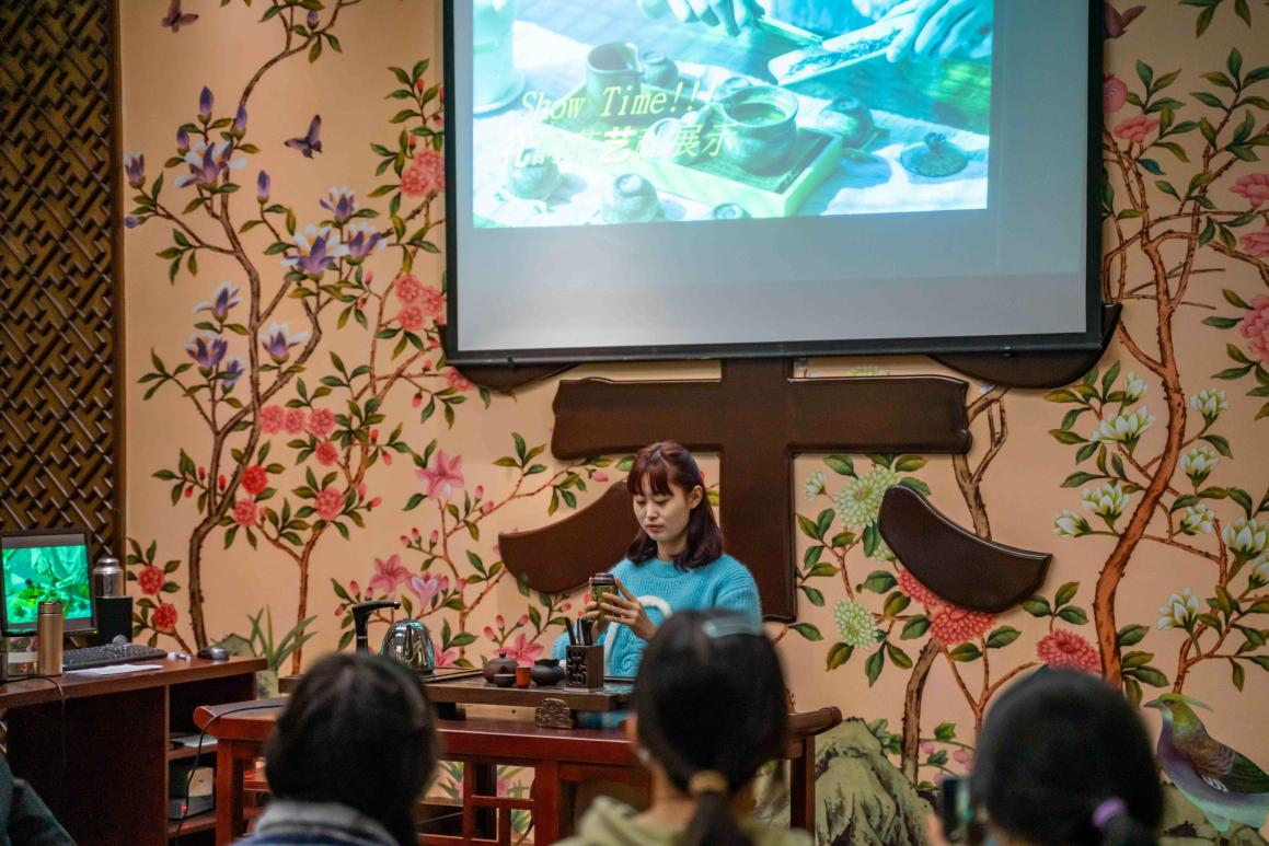 学校茶艺社成员茶艺表演