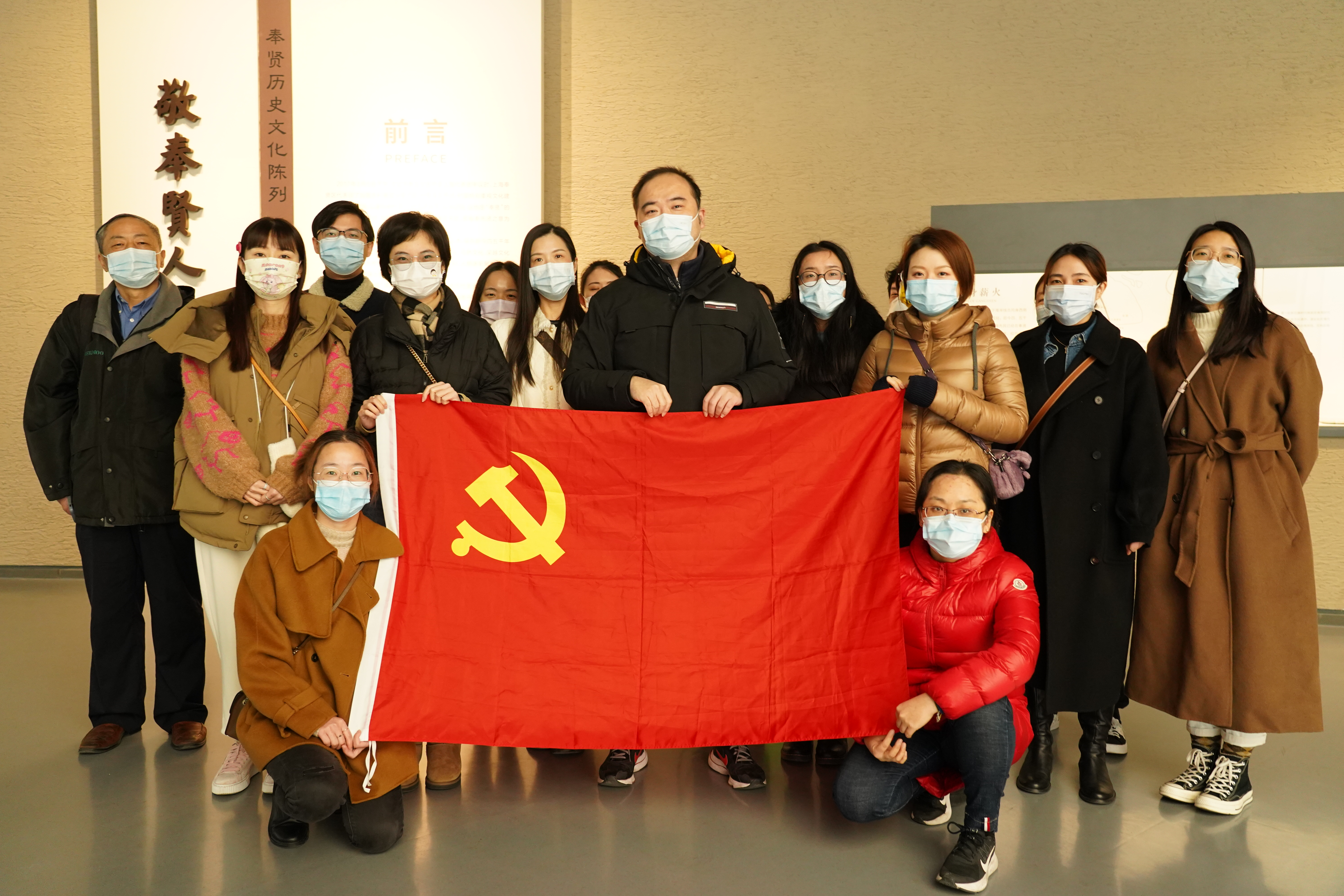 一支部党员参观合影