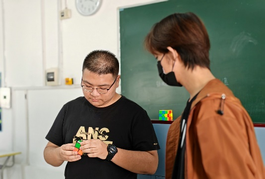 现场魔方还原表演