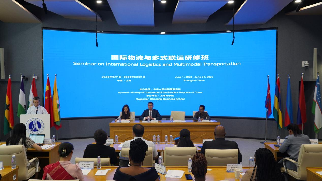 结业典礼现场专家代表发言