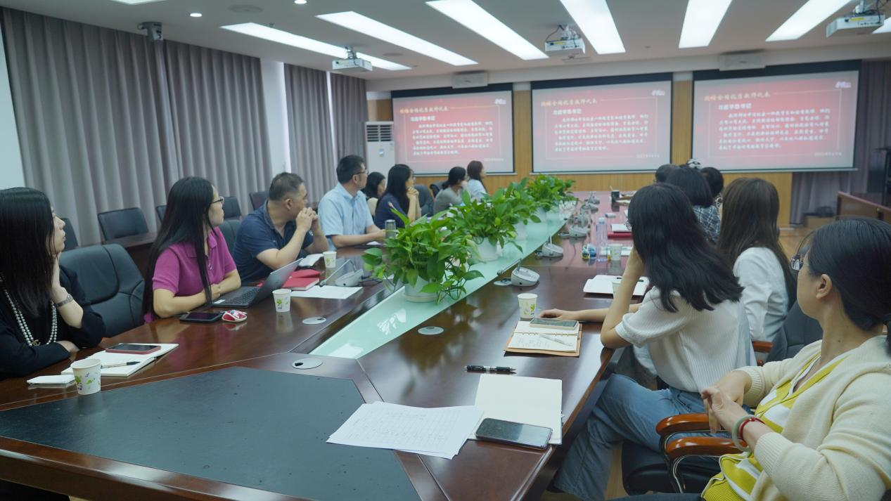 教职工政治学习现场