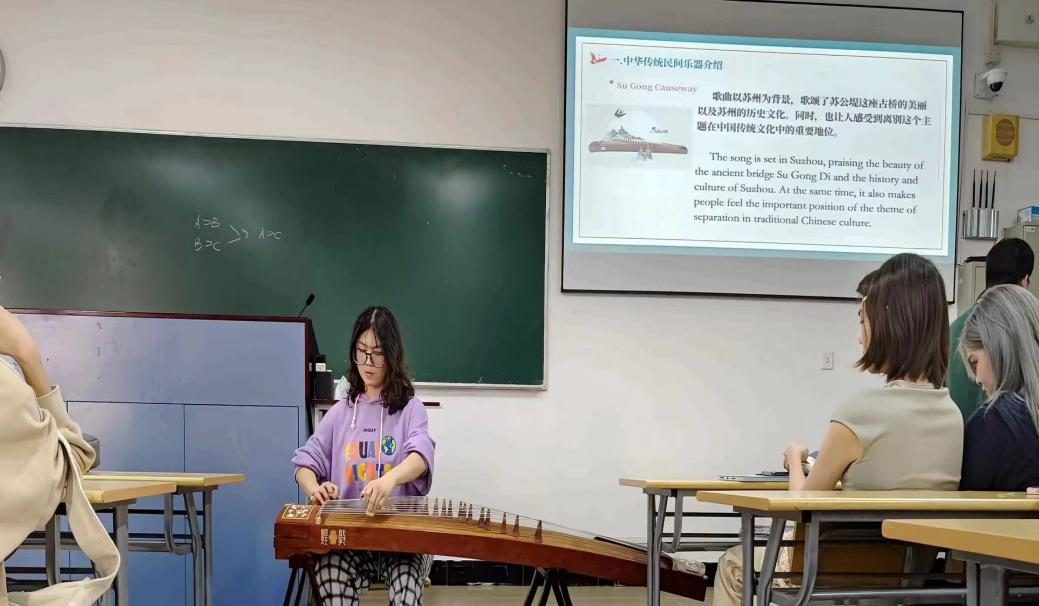 传统乐器古筝的现场表演照片