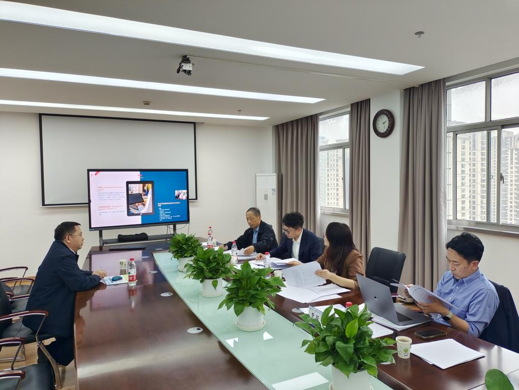 申报立项教师在与评审专家互动交流