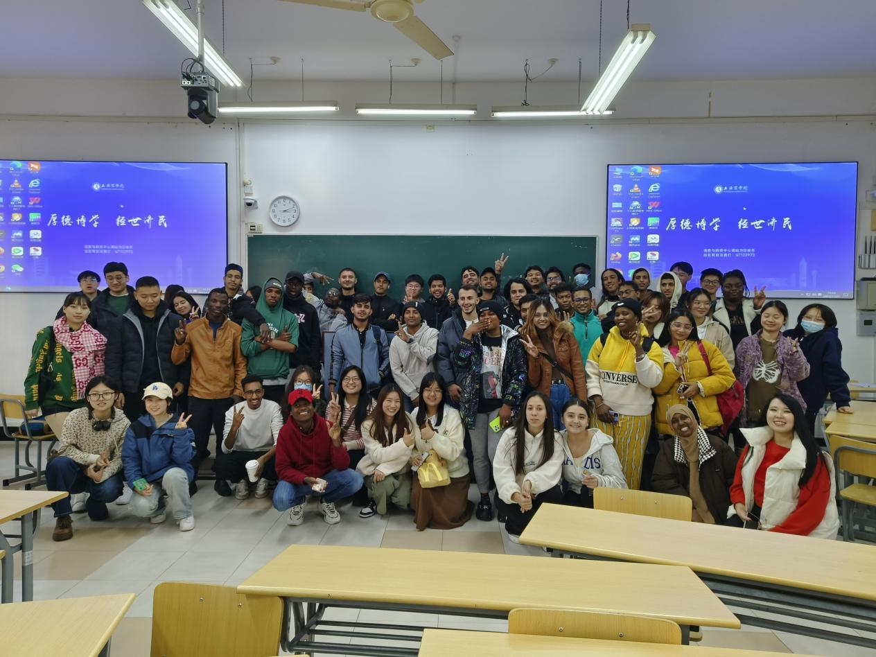 沙龙全体中外学生合影