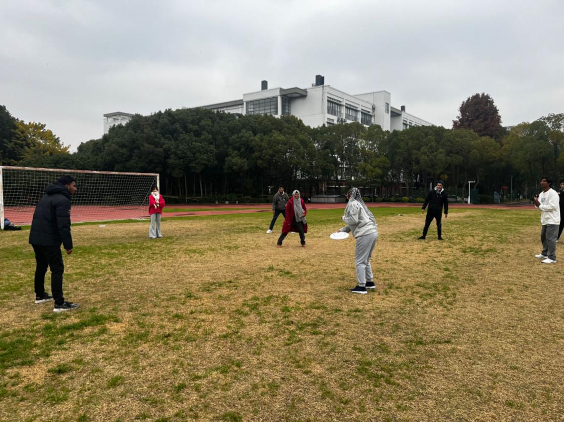 图为留学生们参与飞盘竞技