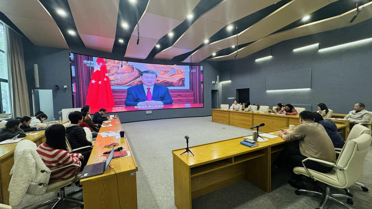 图为教职工政治学习现场