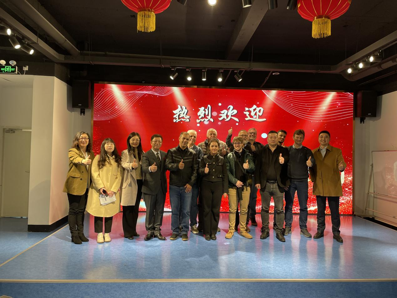 图为考察南翔小笼馒头主题邮局