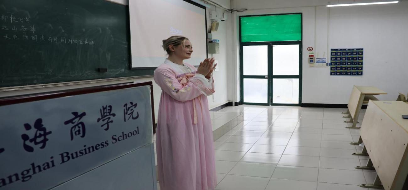 图为留学生现场展示汉服