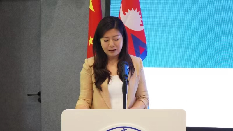 图为林舒娅发言