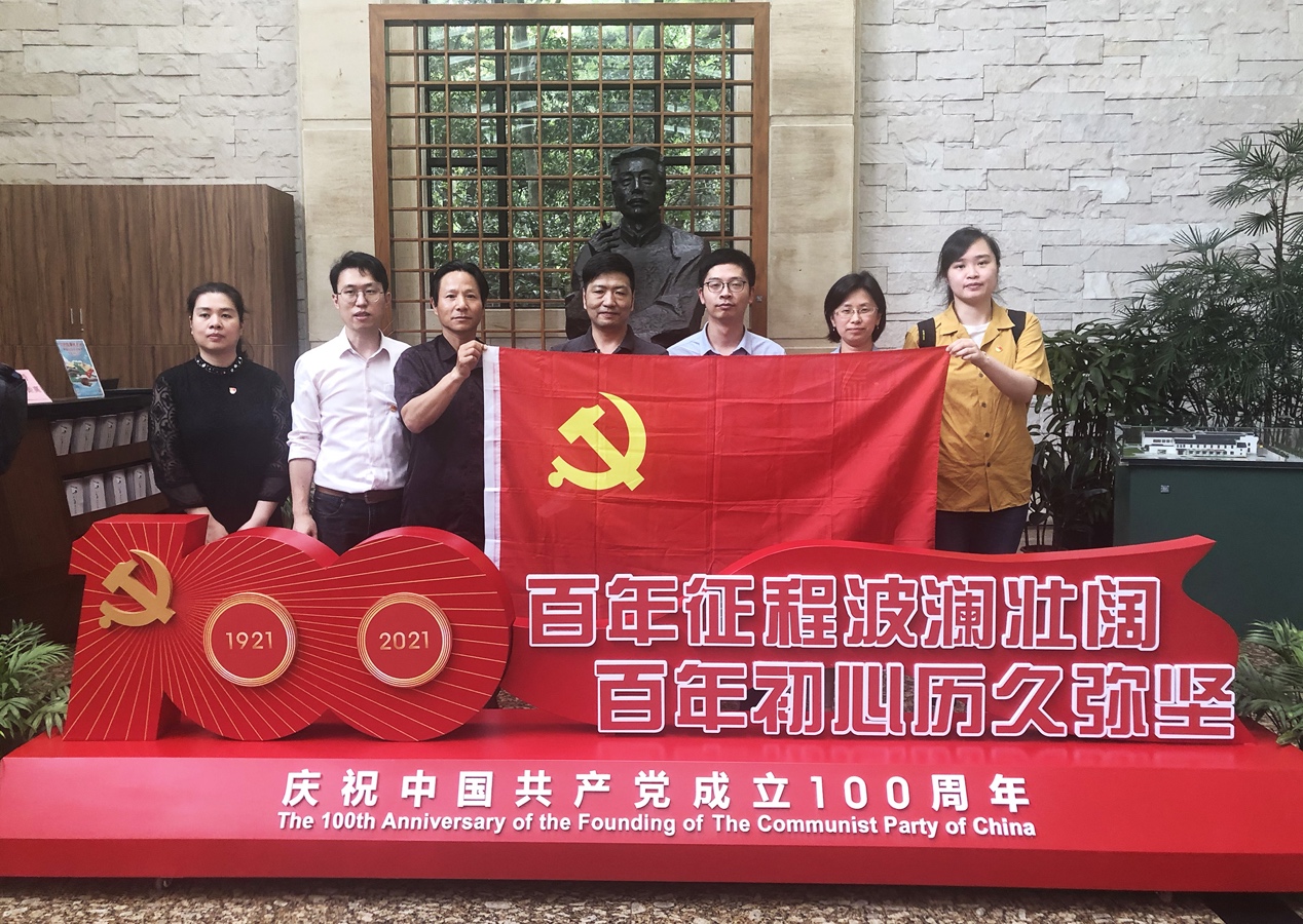 党支部全体成员在鲁迅纪念馆内合影