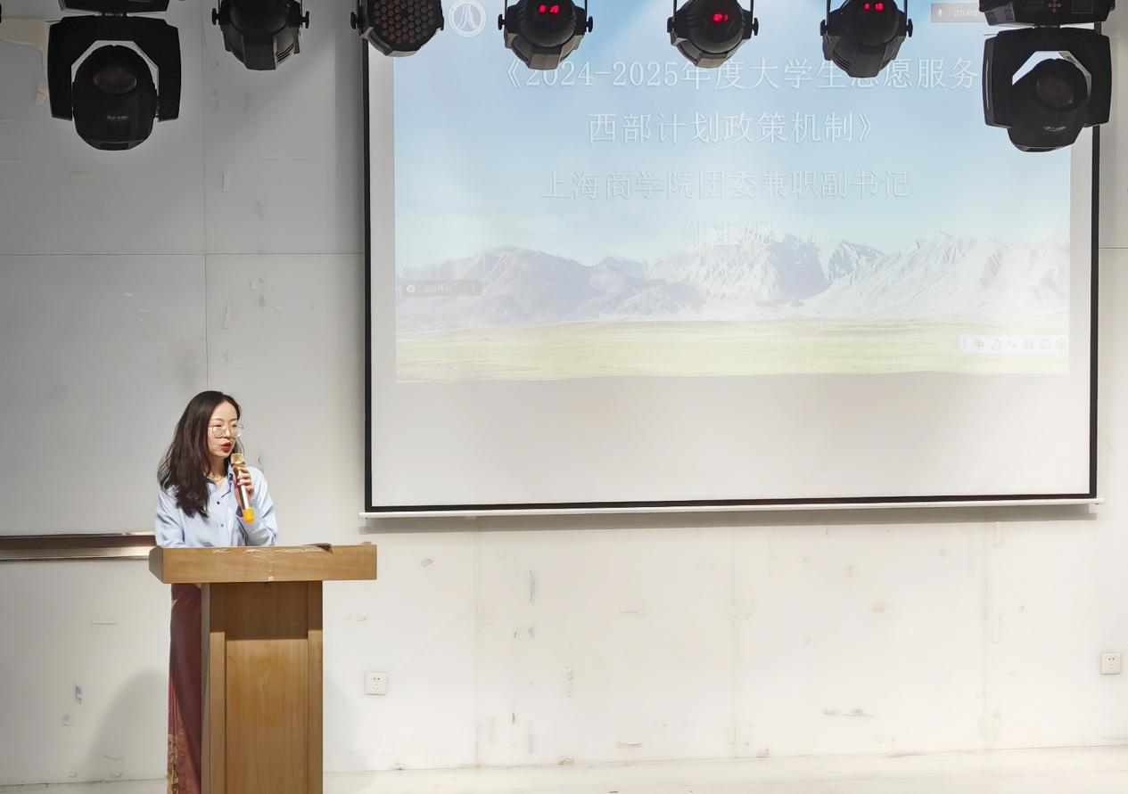 （图为校团委兼职副书记邹亚妮讲解）