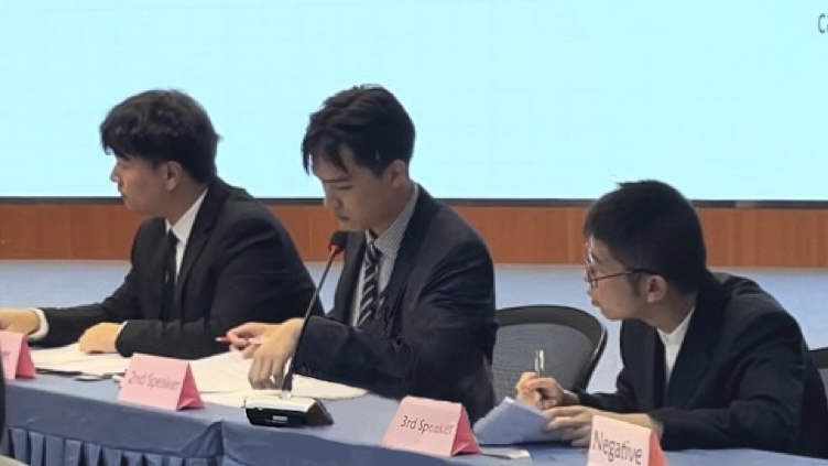 图为我校参赛选手进行辩论 图为我校参赛选手进行辩论